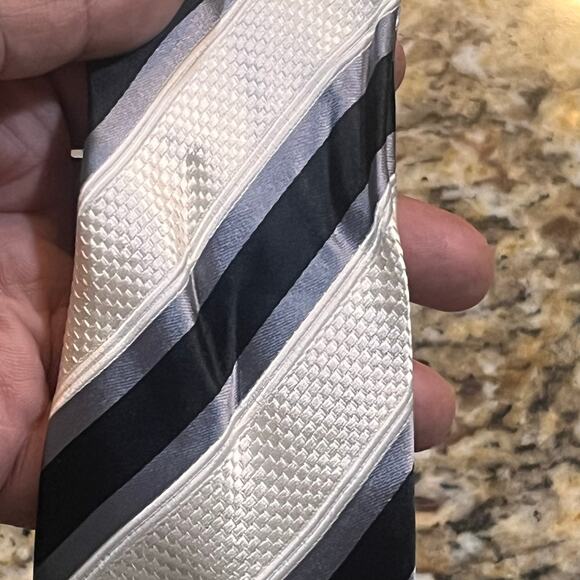 Donald J Trump Signature Collection 100% Silk Cream / Blue / Gray Neck Tie - Picture 7 of 7